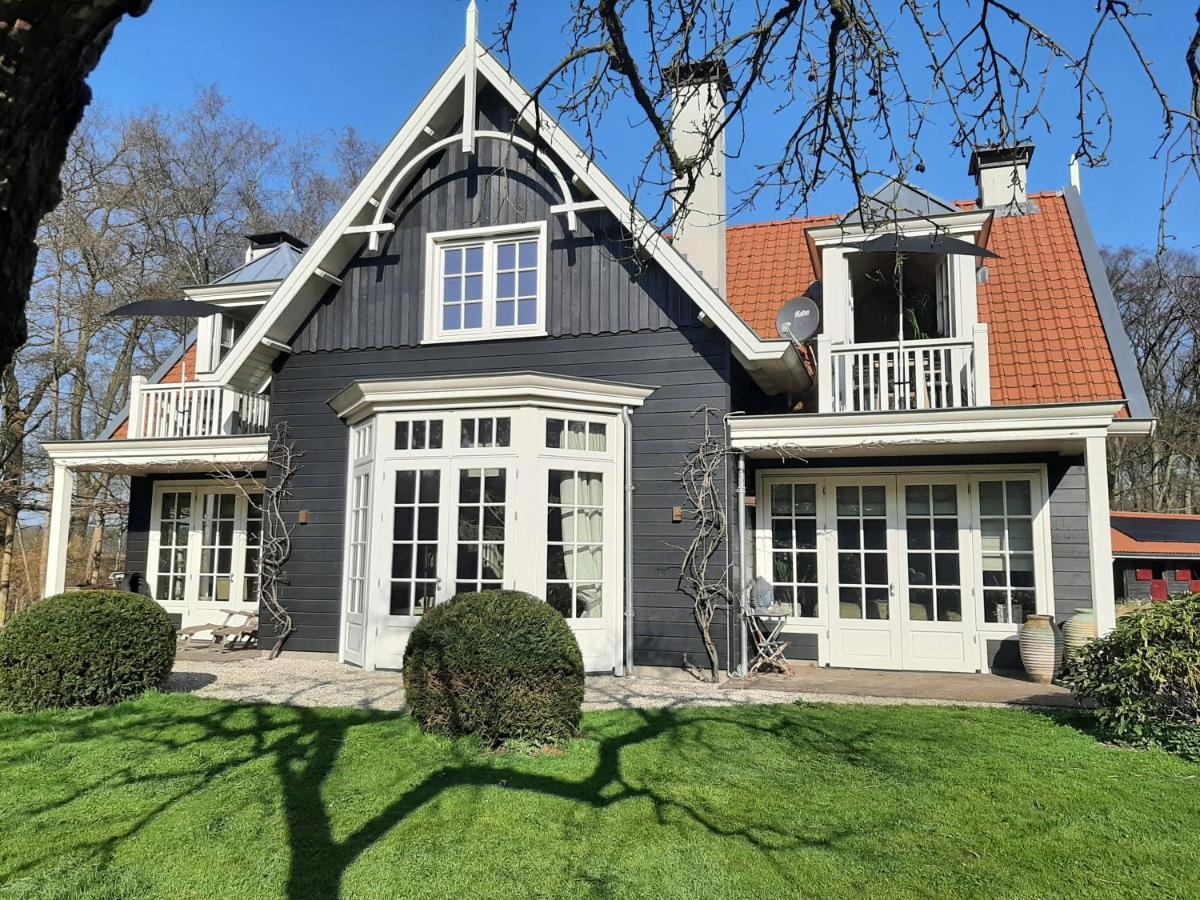 Huize Koempoelan Bed & Breakfast Naarden Exterior foto