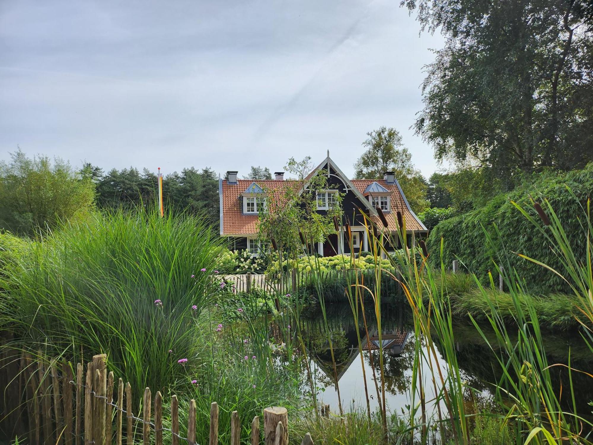 Huize Koempoelan Bed & Breakfast Naarden Exterior foto